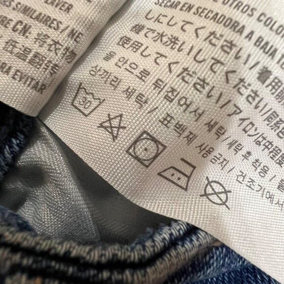 Hollister Curvy High Rise Mom Jeans Patchwork Denim Two Tone Blue Size 26 NWT - Picture 8 of 9